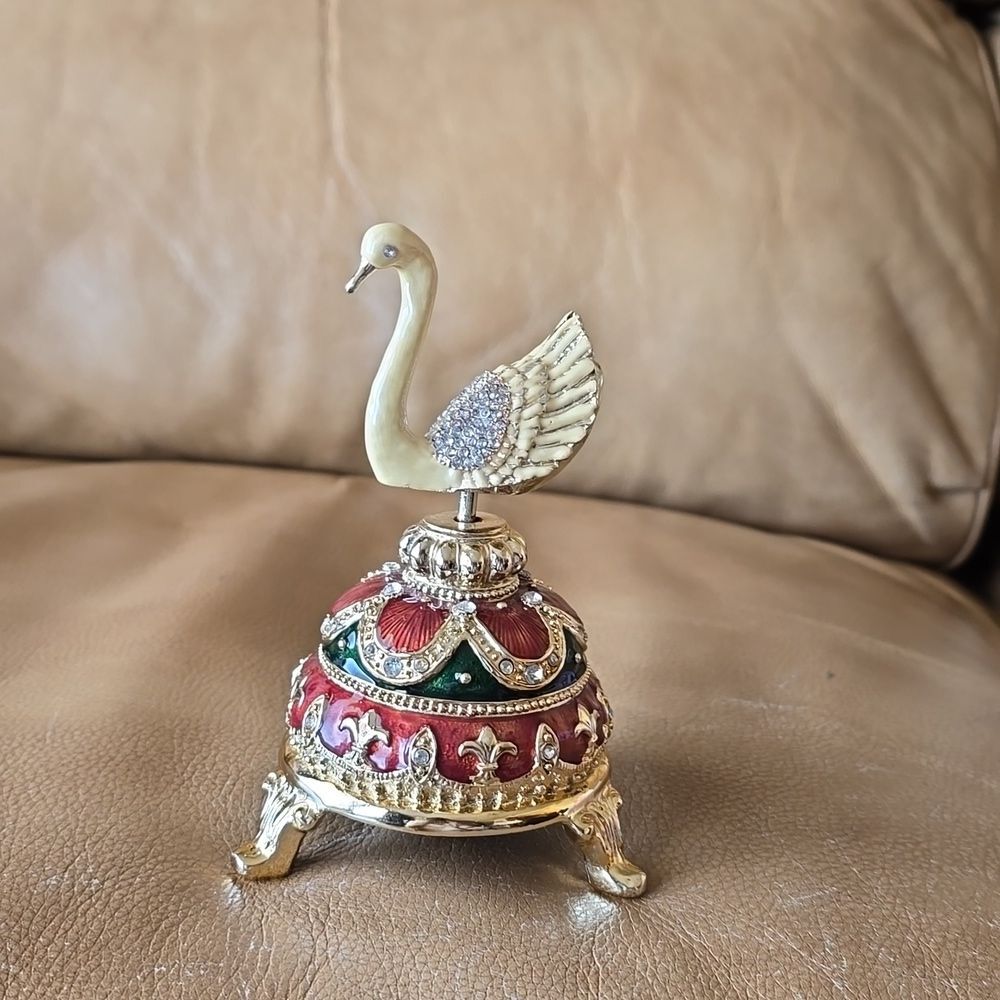Jeweled Rotating Swan Wind‑Up Music Box – Red & Gold Ornate Base